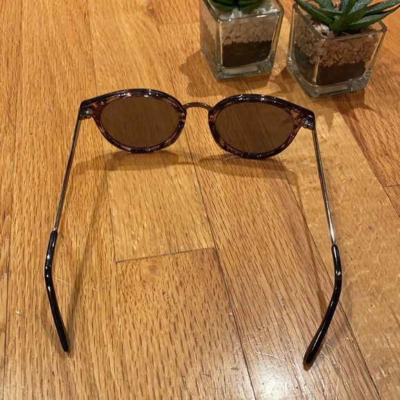 Guess Designer Sunglasses with Mirror Lenses 😎 - Picture 4 of 11